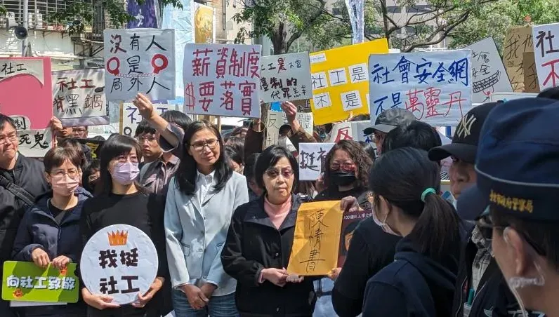 百名社工衛福部前抗議遞陳情書！怒吼「社安網不是社工網」