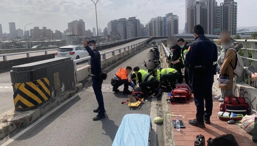 快訊/新北華江橋機車道自摔車禍　女騎士無呼吸心跳送醫不治