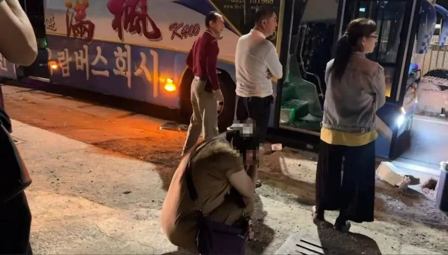 影/「快到了」竟成遺言！慈父才向女兒報平安　下秒遊覽車撞「天人永隔」