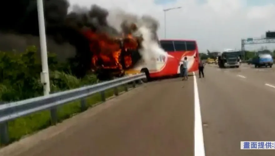 人魔啟示錄/妻離子散拉人陪葬！司機行駛中潑油點火　遊覽車26人活活燒死
