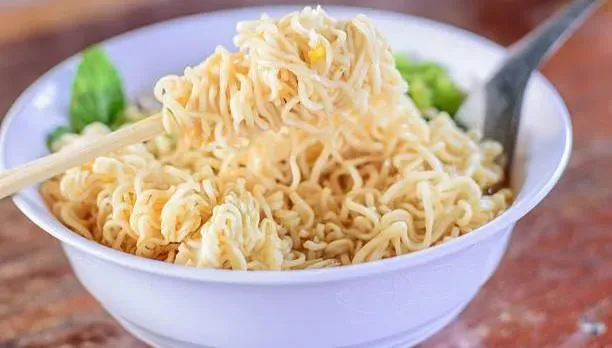 女友突然提分手...只因「炸醬麵要吃乾的」！　網點出原因：活該被分