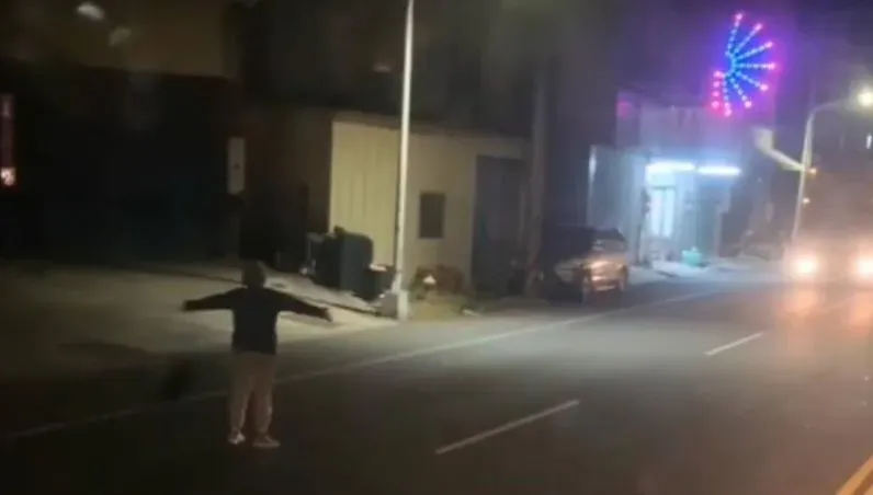 不要命？雲林老婦橫躺道路險遭輾　起身再衝對向「人肉擋車」司機嚇傻