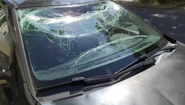 不滿家門遭違停！男怒持鐵鎚砸爛車窗玻璃　衝動結果揭曉