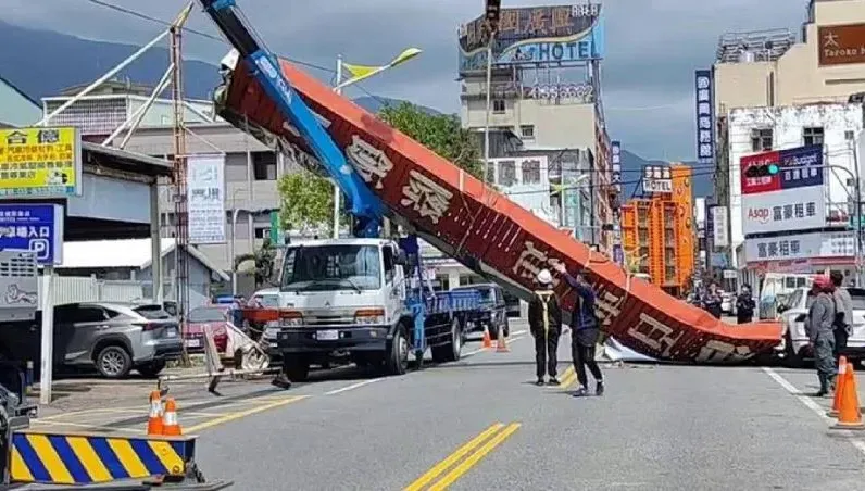 疑吊掛不慎...花蓮15米飯店招牌「7樓高」狠砸路旁汽車！　傷亡結果太驚人
