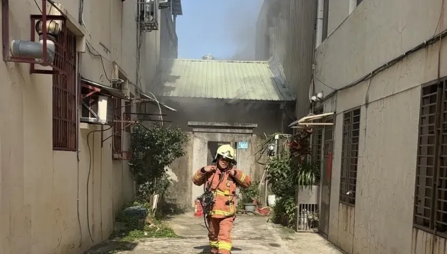 快訊/新北淡水民宅竄黑煙　老翁燒床單、四肢燙傷送醫