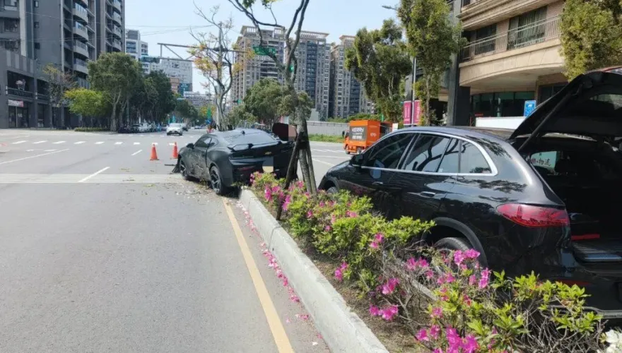 影/心疼！限量停產雪佛蘭跑車擦撞賓士休旅車　整輛衝上分隔島卡住