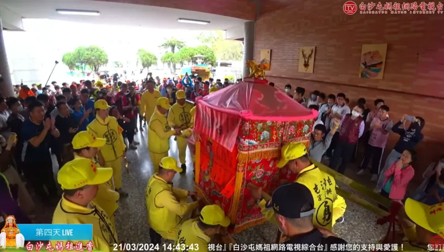 白沙屯媽祖/粉紅超跑「衝上88階樓梯」！淵明國中創校64年首迎媽祖