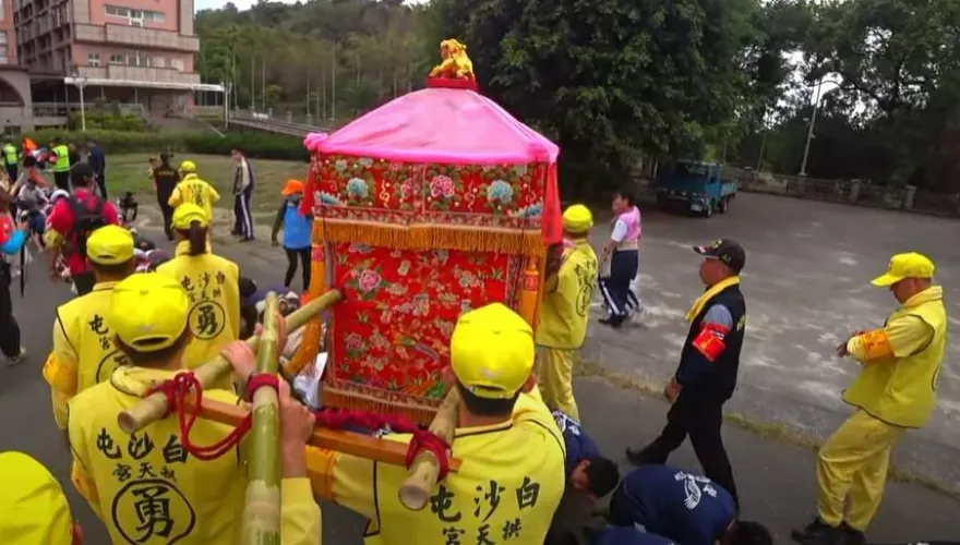 白沙屯媽祖/創校64年來首次！淵明國中師生「人龍舖滿操場」等鑽轎底