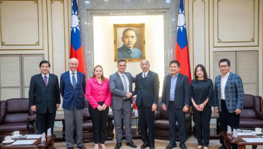 韓國瑜會見國外訪問團！「1張合照」意外引爆網友怒火　背後原因曝光