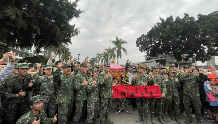 白沙屯媽祖/首度停駕營區！媽祖鑾轎斗六大埔營區前搖擺　官兵合照嗨翻