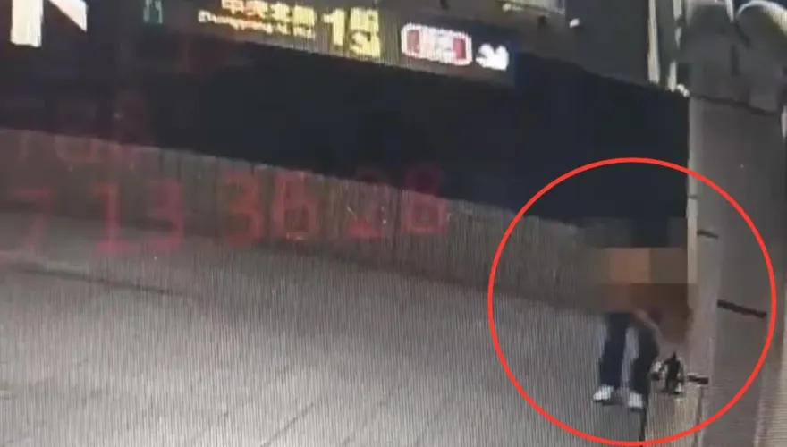 影/北市男摸走捷運站裝置藝術「小兵」　警登門抓人他辯稱「喝醉了」