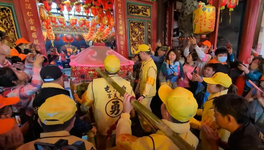 白沙屯媽祖/神蹟片！粉紅超跑「U turn」衝進田中乾德宮　66萬網友見證媽祖說話了