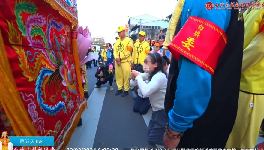 白沙屯媽祖/聞聲突然停轎！「粉紅超跑」聆聽信眾道委屈　媽祖暖舉曝光