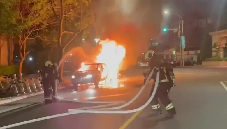 影/太離譜了！南港研究院路火燒車　竟是駕駛在車內燒香拜佛釀禍