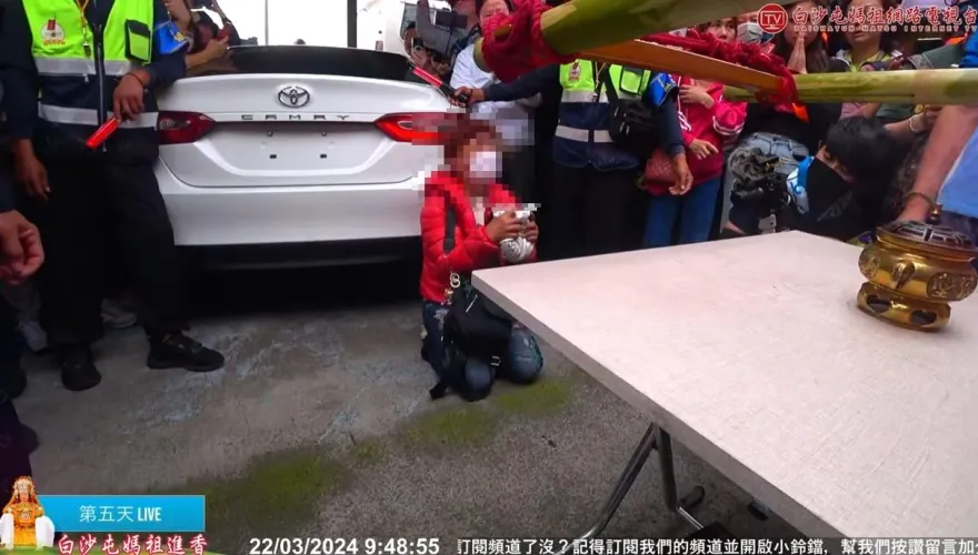 白沙屯媽祖/女兒車禍命在旦夕！慈母衝媽祖轎前跪地磕破頭泣求：拜託救救女兒