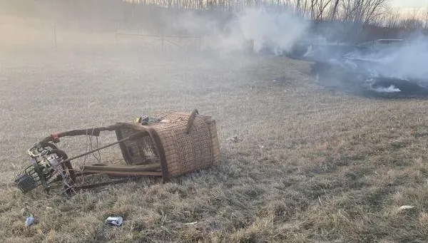 影/熱氣球被強風吹偏！碰觸高壓電線起火墜地　監視器捕捉驚險一刻