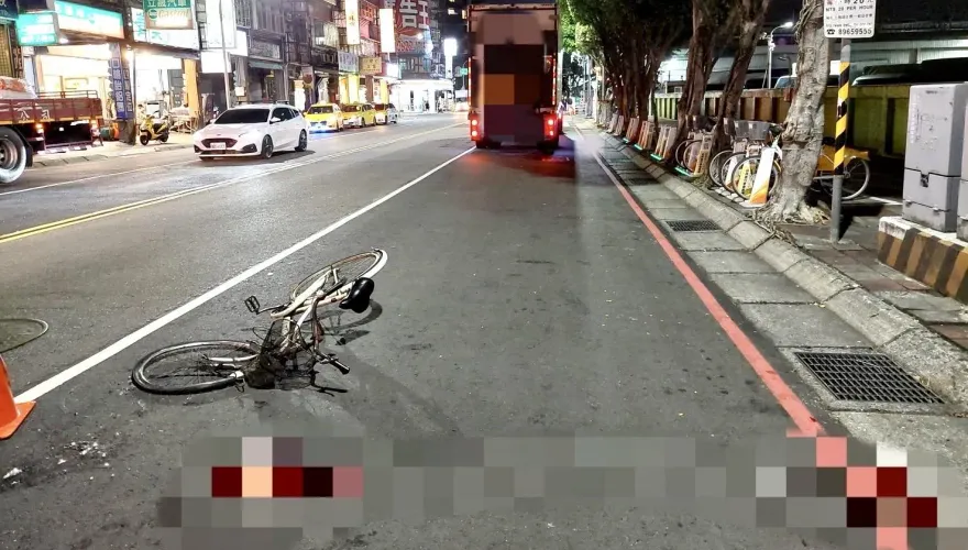影/驚悚畫面曝！三重貨櫃車轉彎內輪差肇禍　7旬翁遭輾骨折送醫