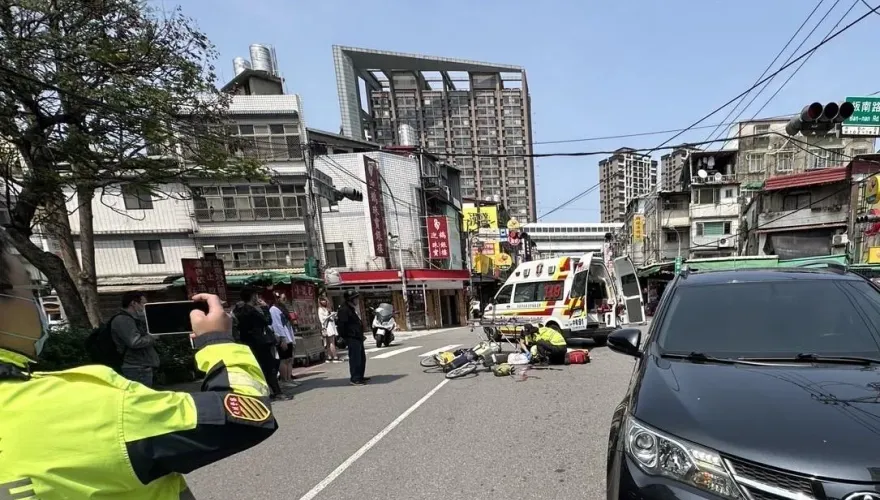 快訊/台大女志工騎YouBike「不明原因」自摔...慘遭後方貨車輾斃