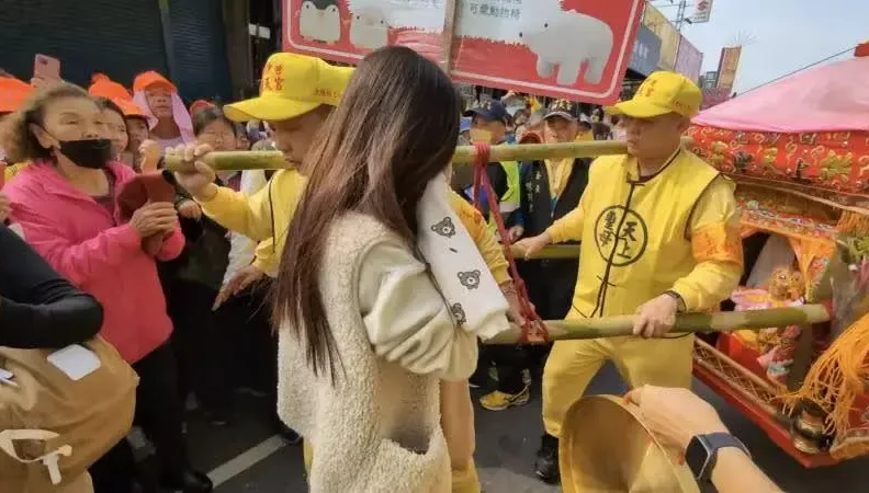 白沙屯媽祖/鑾轎急倒車！媽祖暖心為昏迷女童祈福　姑姑下跪淚謝：睜眼了