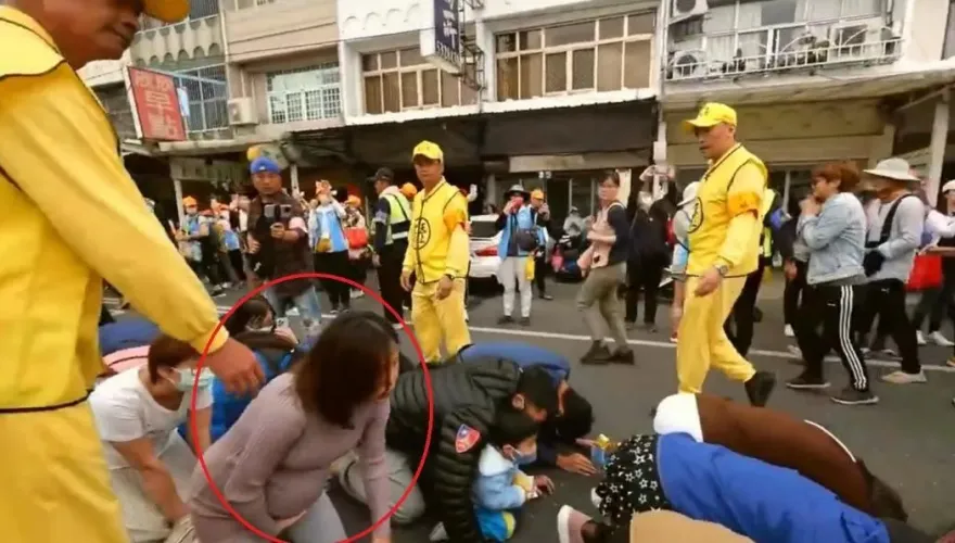 白沙屯媽祖/ 感動！媽祖過家門孕婦「下週生產」托孕肚鑽轎底　鑾轎高舉賜福