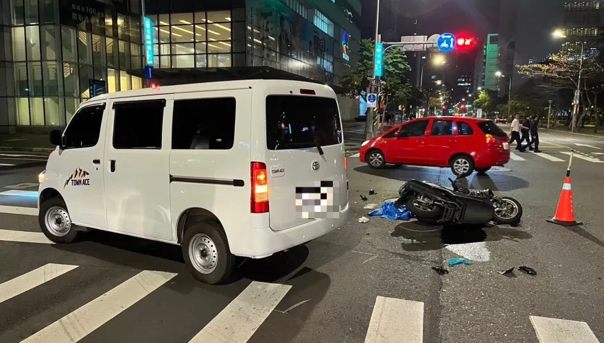 快訊/影/駭人畫面曝！內湖瑞光路晚間嚴重車禍　「機車騎士慘捲車底」送醫