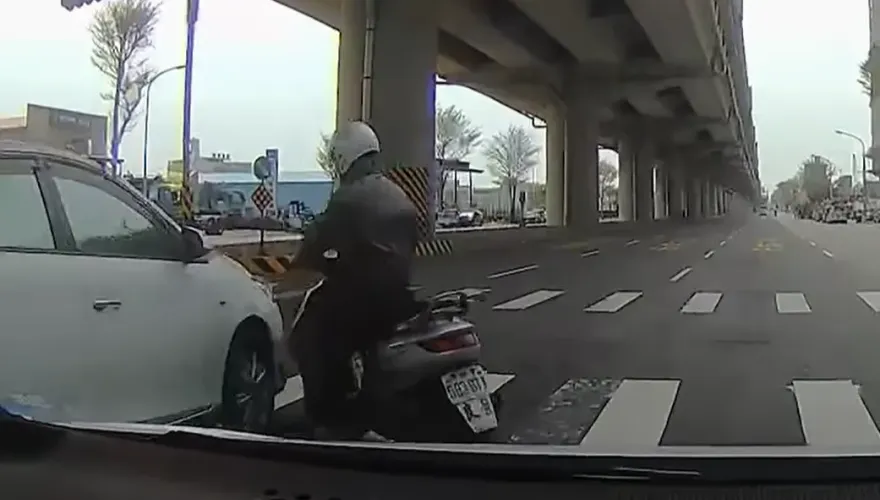 影/移動神主牌！台中騎士「鬼切」撞車險遭輾　網諷：自殺式攻擊