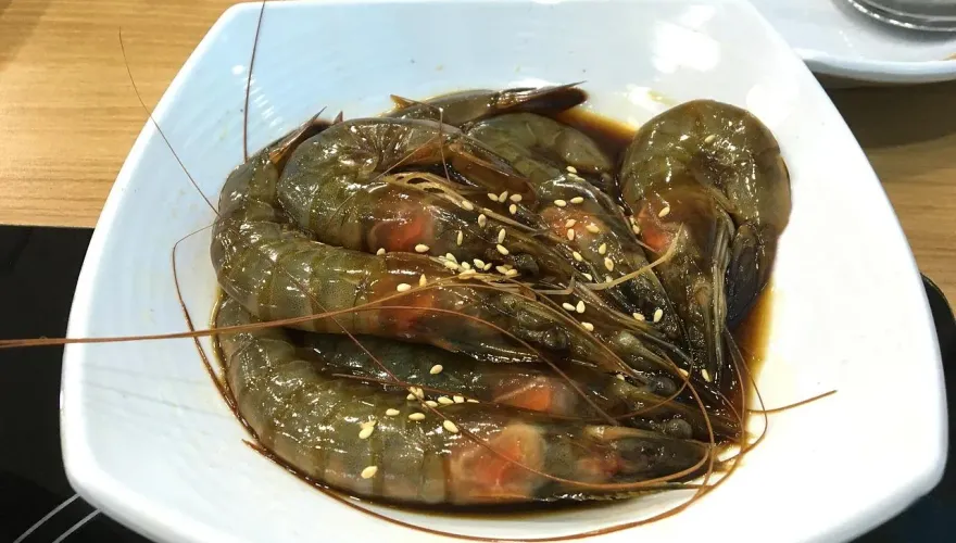 禍從口入！中年男愛吃「生醃海鮮」高燒不退　醫一看：肝幾乎被啃光