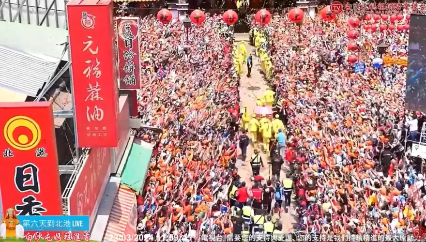白沙屯媽祖/抵達朝天宮！粉紅超跑「三進三退」　20萬信眾擠翻齊喊：進哦