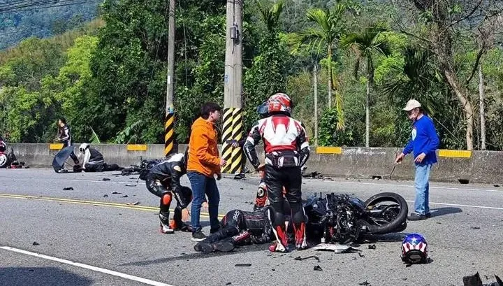 影/台3線驚傳死亡車禍！2紅牌重機對撞　疑「彎道未減速」1死1命危