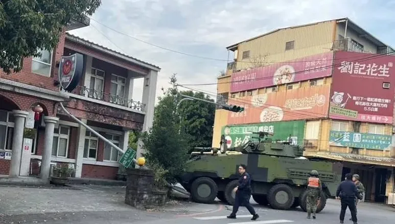 六軍團雲豹裝甲車「閃車」自撞　路燈倒下宜蘭廣興派出所遭砸