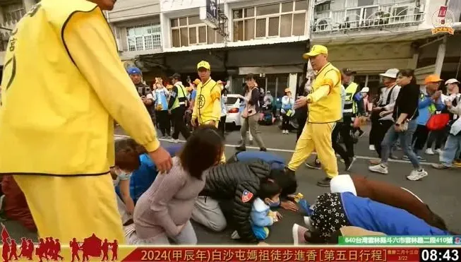 白沙屯媽祖/挺37周孕鑽轎底趴不了！鑾轎「這1舉動」超暖　網讚：媽祖慈悲