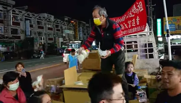 白沙屯媽祖/暖心！民眾滿載「100顆西瓜、1000個包子」迎香燈腳