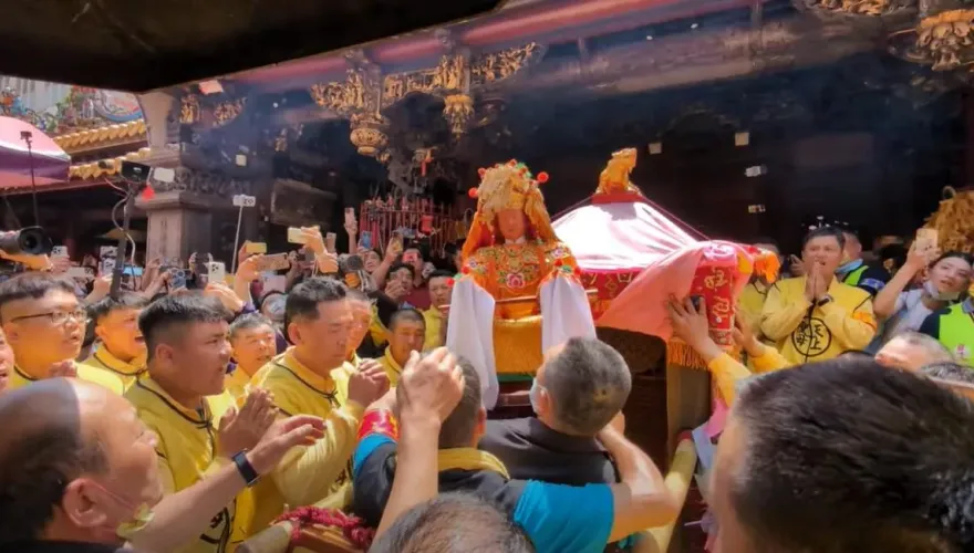 白沙屯媽祖/「白沙屯媽祖」出轎！入朝天宮正殿神龕安座　3/24凌晨進火儀式