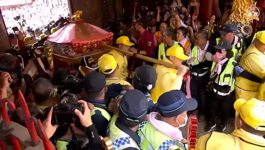 白沙屯媽祖/「粉紅超跑」進朝天宮爆肢體衝突　廟方挪通道與信眾推擠