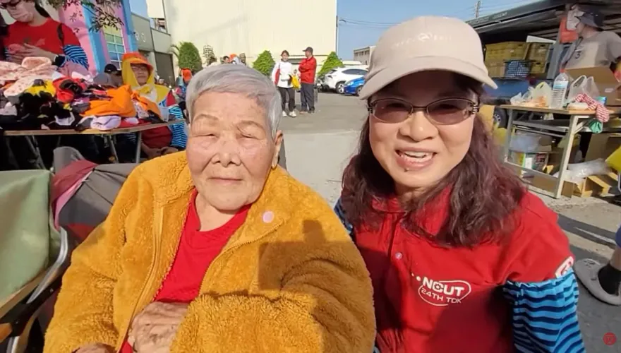 白沙屯媽祖/歡喜結緣！94歲阿嬤親手製作「5256雙袖套」　香燈腳免費索取不曬傷