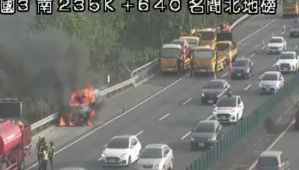 快訊/國3轎車自撞「燒成火球」！車流回堵2公里　消防灌救中