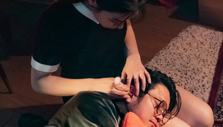 跨刀獻聲又獻身！宋芸樺被樂團主唱爽躺大腿　提供「出租愛情」特殊癖好服務