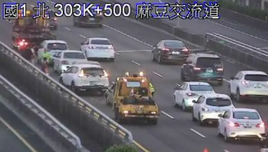 快訊/國1南向驚傳重大車禍！麻豆交流道「4車連環撞」　佔用內側車道