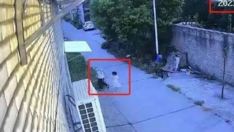 男童掐暈4歲妹「丟糞坑溺死她」　未滿12歲獲撤案…家屬崩潰：不接受