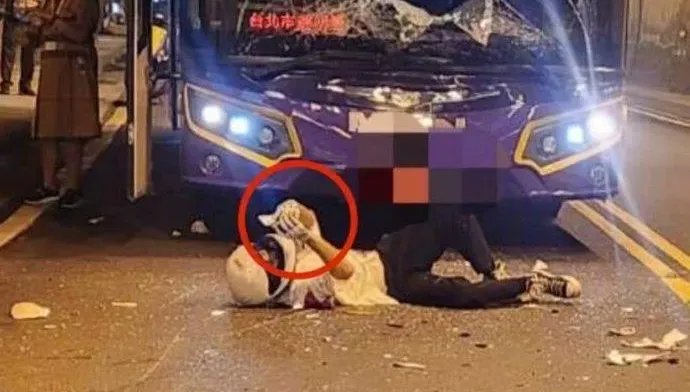 傻眼！花蓮19歲男對撞遊覽車險爆頭　倒地瞬拿手機擺POSE發限動