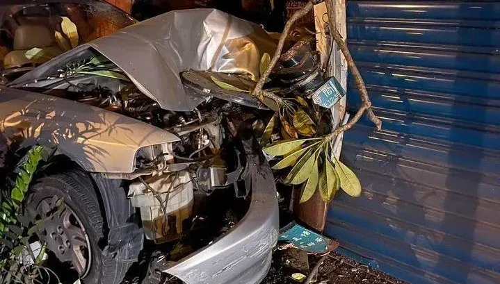 影/疲勞駕駛釀禍！屏東轎車撞民宅　樑柱店面損壞、車頭全毀