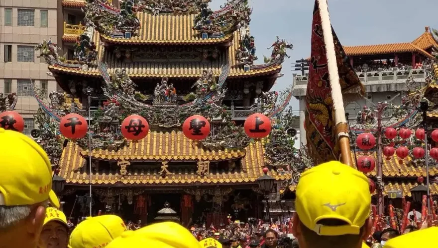 白沙屯媽祖/鼻酸！女兒過世前曾說「明年陪妳走」！母背遺照完成約定