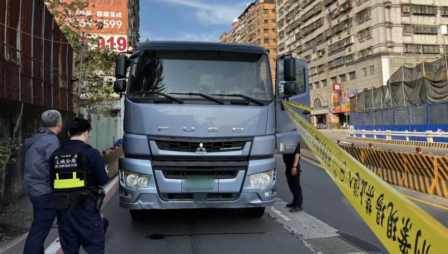 快訊/土城死亡車禍！鵝肉名店前驚見砂石車輾死機車騎士