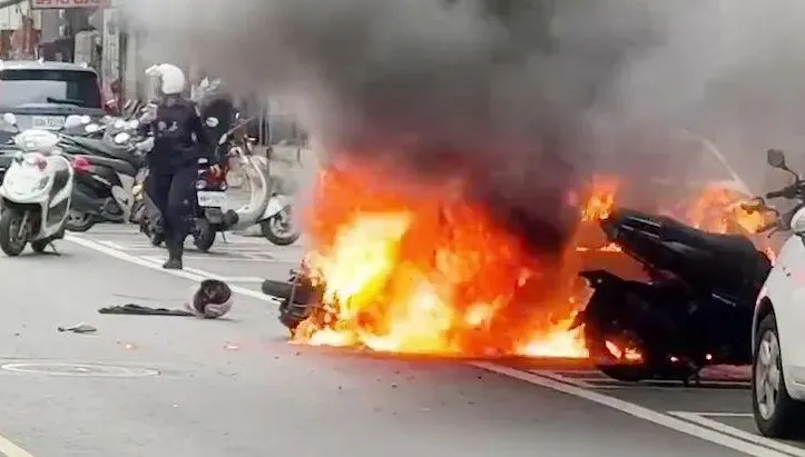 影/事發畫面曝！竹縣機車騎士撞飛阿婆後變「火種」　滾撞Lexus燒起來