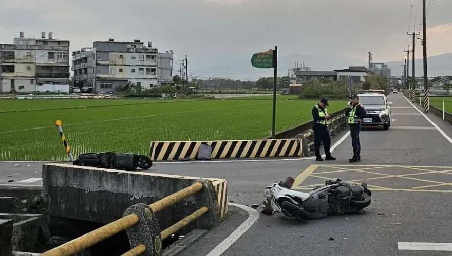 影/死亡瞬間曝！宜蘭田間小路對撞雙噴飛　女騎士不治、巡邏警進加護