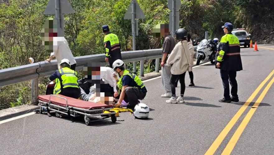 台8線女騎士「自撞護欄」後座男墬谷不治　「無照」車友幫找手機隧道對撞遊覽車