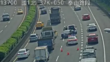 快訊/國1北向泰山段2車追撞！佔用中外線車道　時速不到35公里