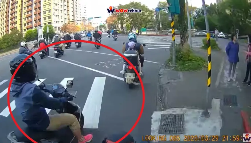 影/北市鬼切女騎士30秒後遭擊落　拍攝者笑活該遭酸「鑽路肩還嘴別人」