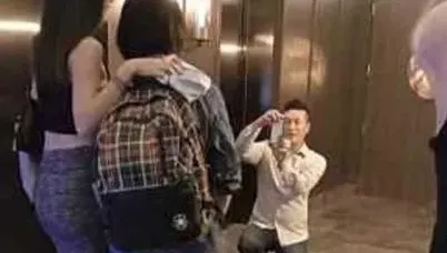 大廚化身攝影師！林韋君親民搭粉絲肩合照　天菜男友跪地掌鏡幫拍