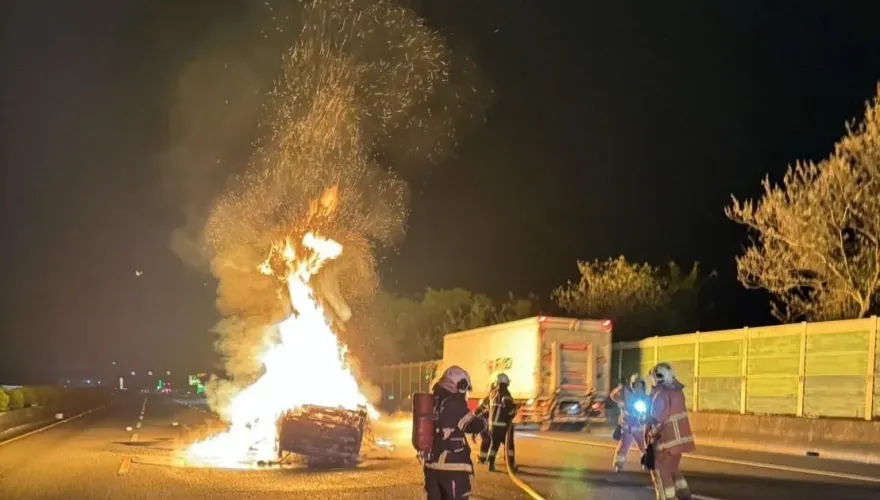 凌晨3點三峽北二高驚現駭人火球！小貨車翻覆竄烈焰　2人命大逃出